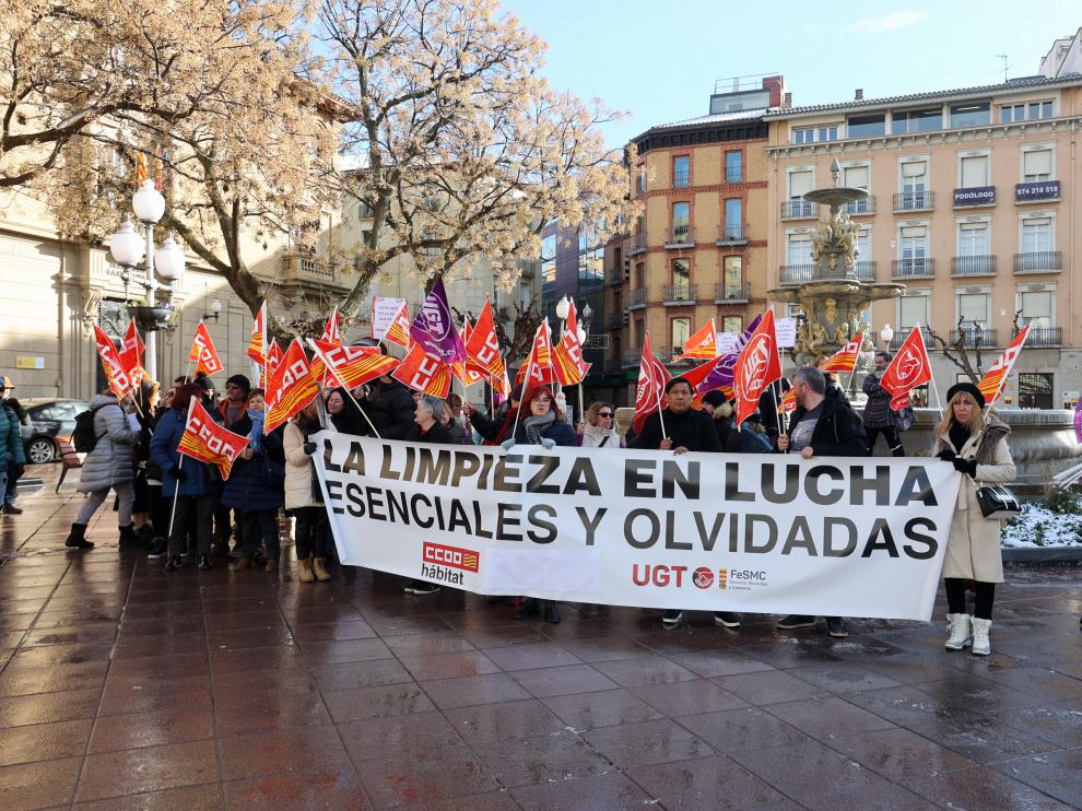Trabajadores de la limpieza este jueves en la plaza de Navarra.