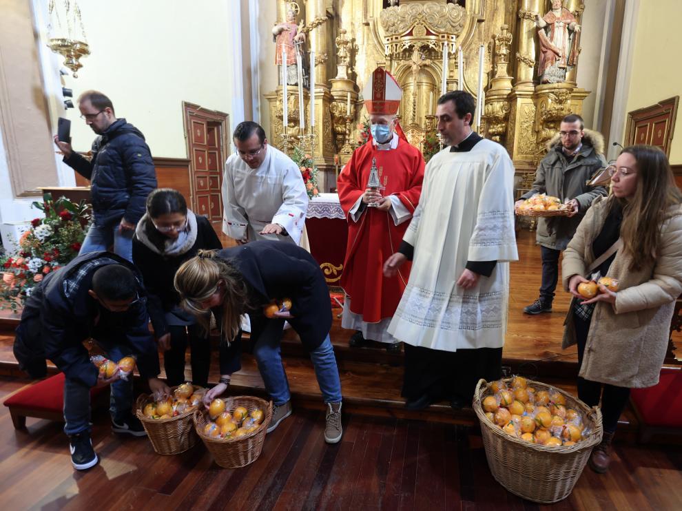 El obispo de Huesca, Julián Ruiz Martorell ha presidido la misa en honor a San Vicente, en la que no ha faltado el reparto de naranjas.