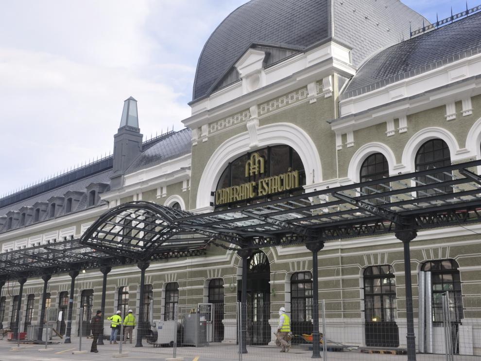 La entrada al nuevo hotel de la estación de Canfranc, con varios operarios trabajando, unos días antes de la nevada.