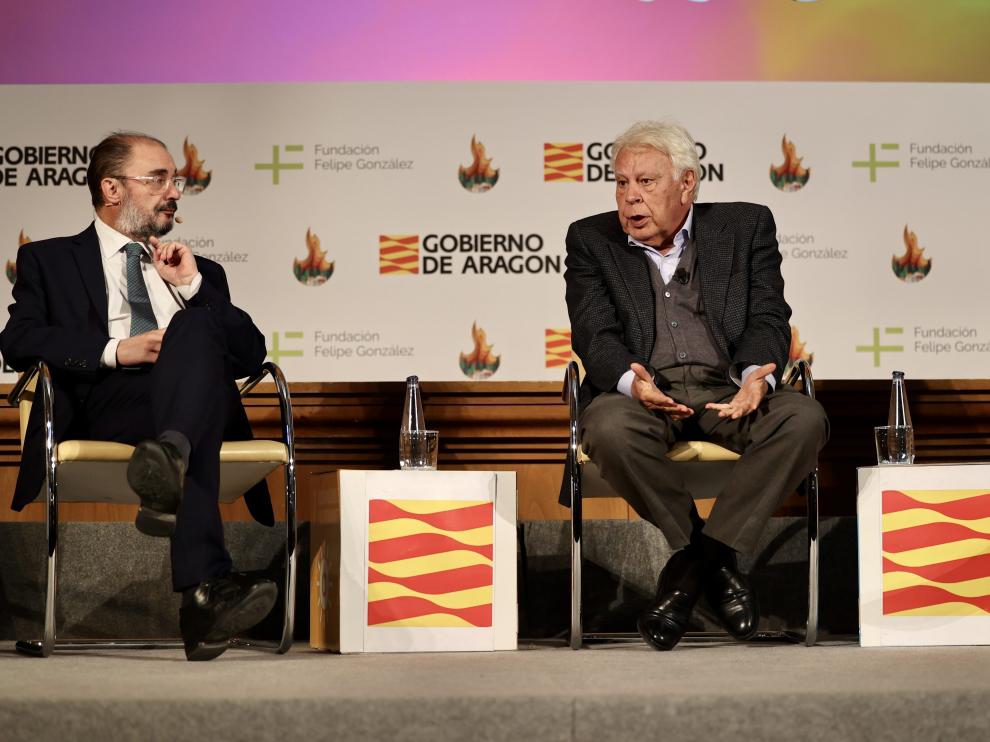 El expresidente del Gobierno Felipe González junto a Javier Lambán en el foro sobre incendios.
