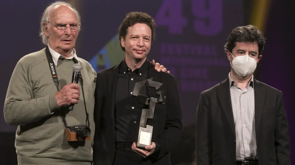 Carlos Saura (izquierda) y Luis Felipe (derecha) entregaron el premio a Michel Franco.