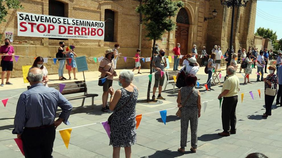 Acto simbólico de abrazo al Seminario de Huesca contra el derribo