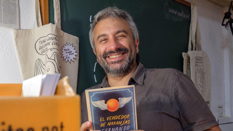 Julián Lacalle, editor de Pepitas de Calabaza,muestra El vendedor de naranjas.