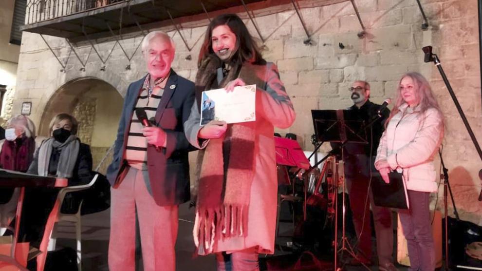 Camino Díaz recibió el premio de manos de Carlos Tundidor, coordinador del ciclo ‘Tierra vacía’ en La Fresneda.