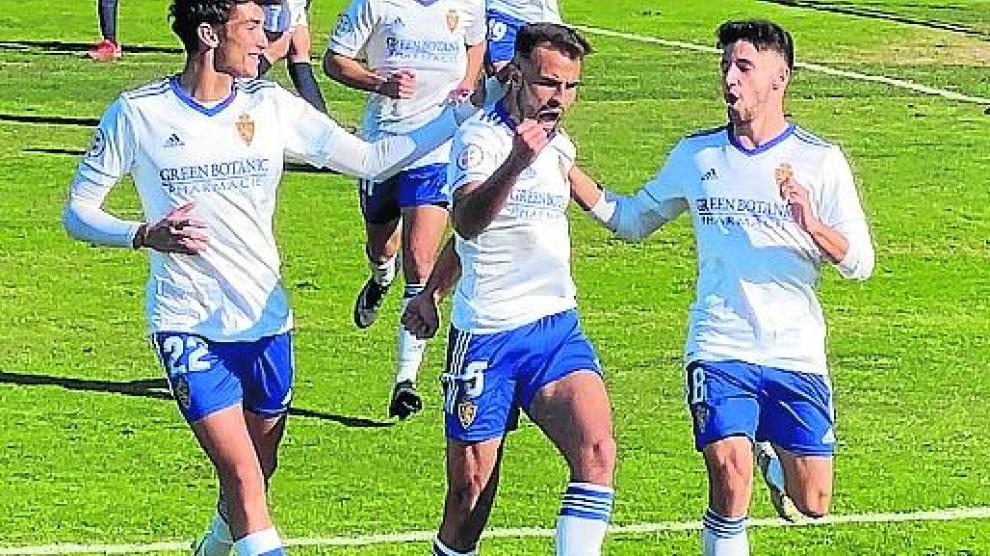 Los jugadores del Aragón celebran uno de sus goles.