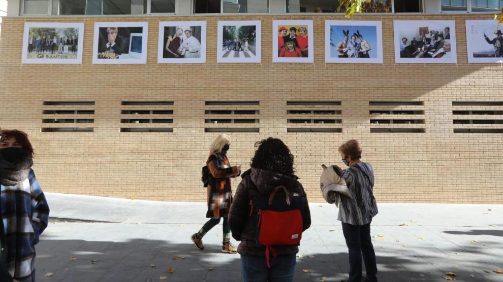 Las fotografías de Ana Amado cuelgan de las fachadas del Centro Cultural Manuel Benito Moliner