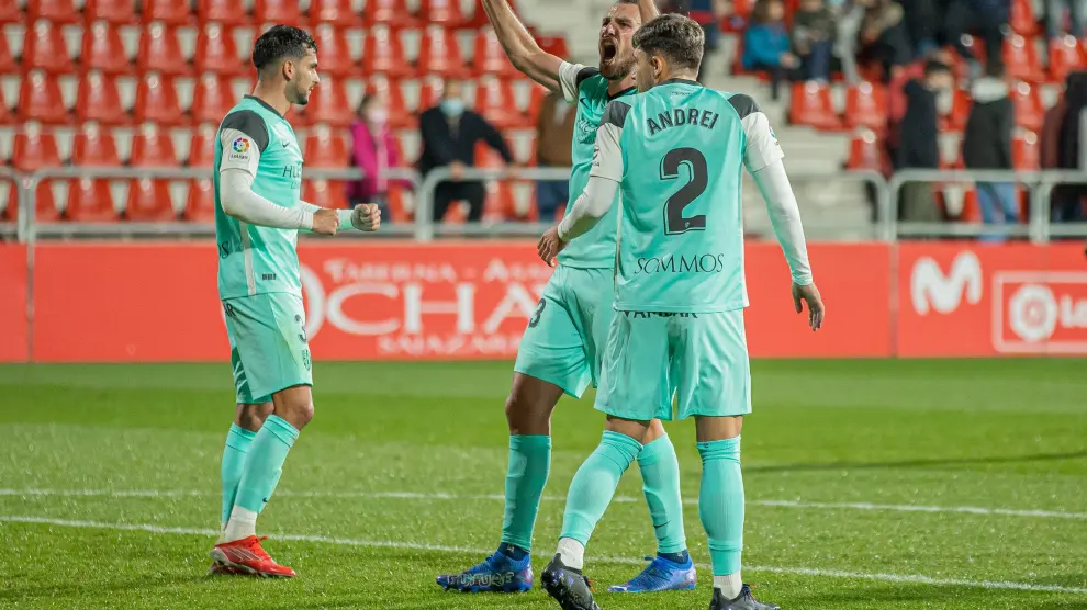 Los jugadores del Huesca celebran la victoria ante el Mirandés al acabar el partido.