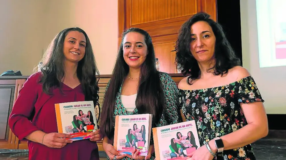 Marta Martínez y Ana María y Vanesa Gros con el libro.