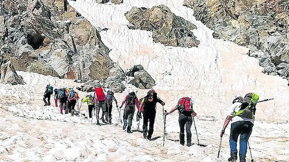 Ascenso en un tramo de nieve al pico de Neouvielle por parte de los excursionistas de la Peña Guara.