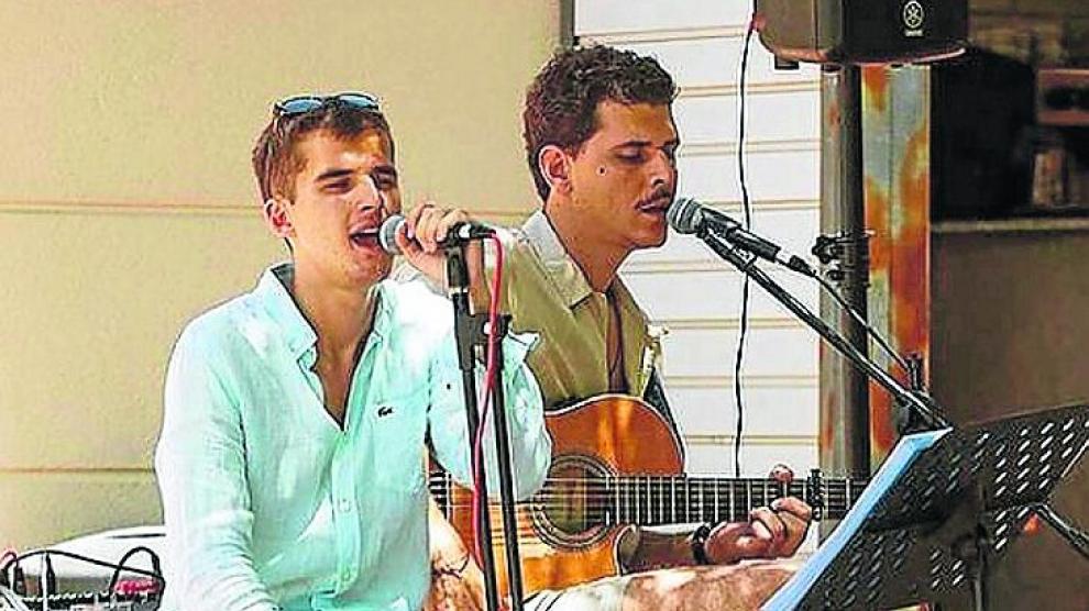Víctor Caplés y Javi Queralt actuarán el próximo 29 de julio en la terraza del bar de las piscinas.