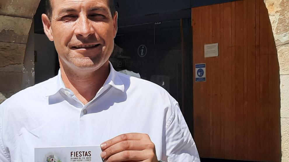El concejal de Fiestas, Javier Salamero, muestra el Llibré de Fiestas 2022.