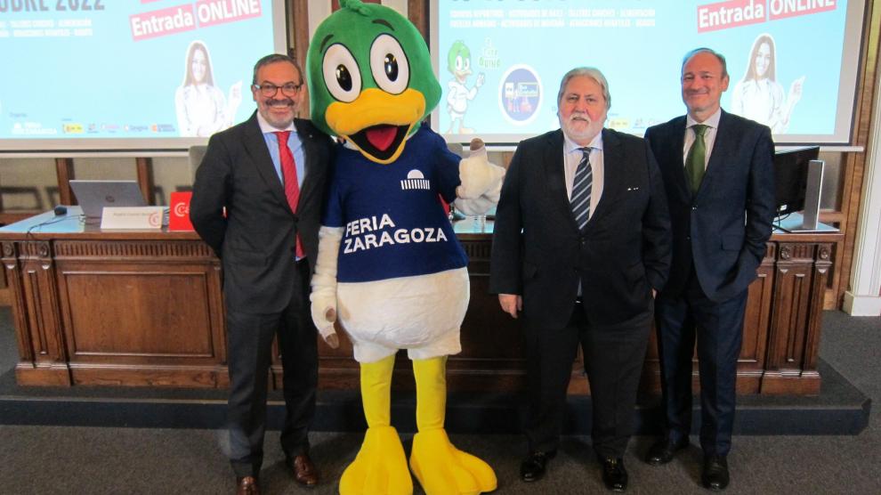 De izquierda a derecha, Rogelio Cuairán, junto a la mascota, el pato Quino, Manuel Teruel y Alberto J. López.