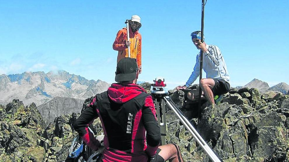 El grupo de topógrafos durante la medición del pico Arnales, el pasado mes de julio.