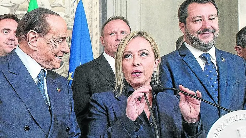 Meloni, ayer entre Berlusconi (izquierda) y Salvini (derecha).