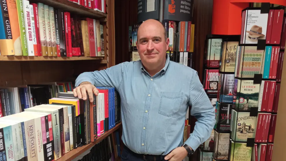 Víctor Castillón en su librería de Barbastro.
