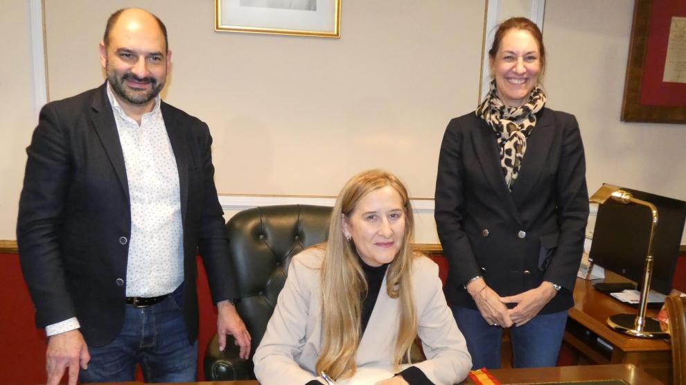 Luz Gabás firmó en el Libro de Oro del Ayuntamiento. Con ella Fernando Torres y Blanca Galindo.