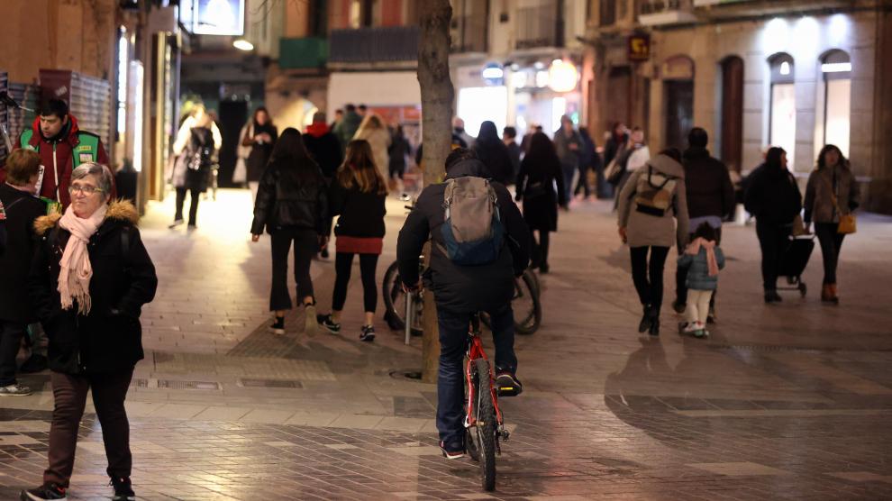 Un joven circulando en bicicleta por el centro de la capital oscense este lunes.