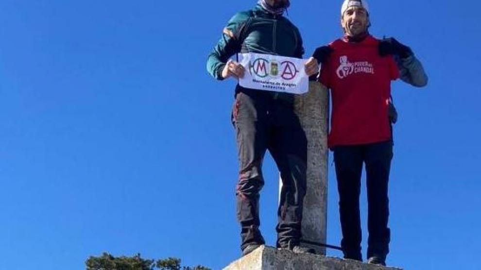 Arturo, con su amigo Carlos en la cima de Alto de las Barracas, cima más alta de la Comunidad Valenciana.
