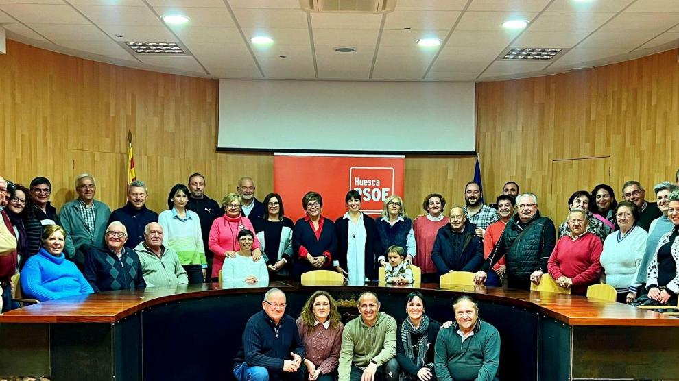 Asistentes este martes en el municipio de Grañén a la celebración de la asamblea de la agrupación local socialista.