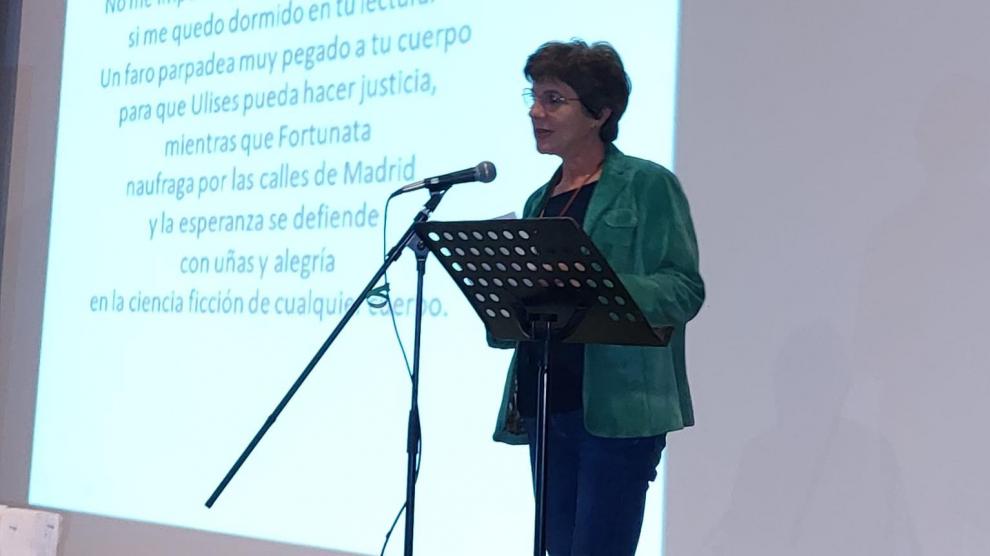 Varias personas han leído poemas en la Biblioteca Municipal Ramón J. Sender.
