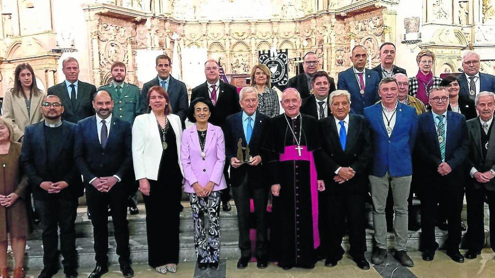 Foto de familia en el acto del pregón de la Semana Santa, en la Catedral de Barbastro.
