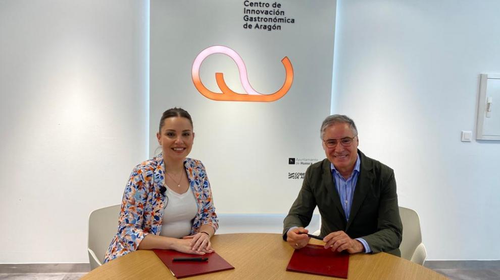 Maru Díaz, consejera de Ciencia y Carmelo Bosque, presidente de la Asociación Provincial de Hostelería, en la firma de convenio