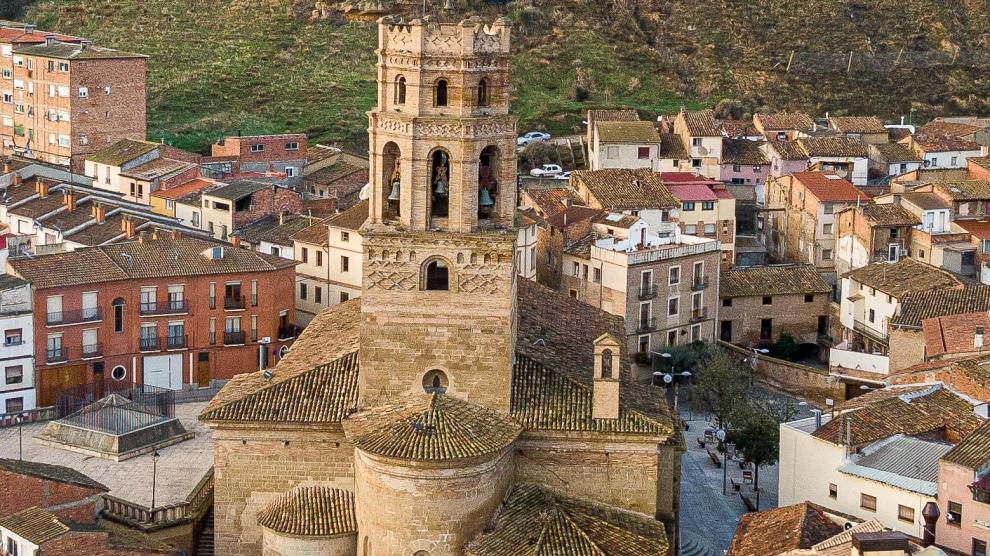 La concatedral de Santa María, de Monzón, con el castillo de la localidad al fondo.