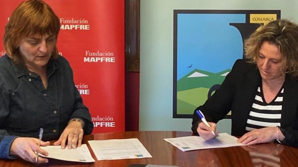 Montse Castán, presidenta de la Comarca de la Jacetania, y Marian Bandrés, delegada de Mapfre en Jaca, han firmado el convenio.
