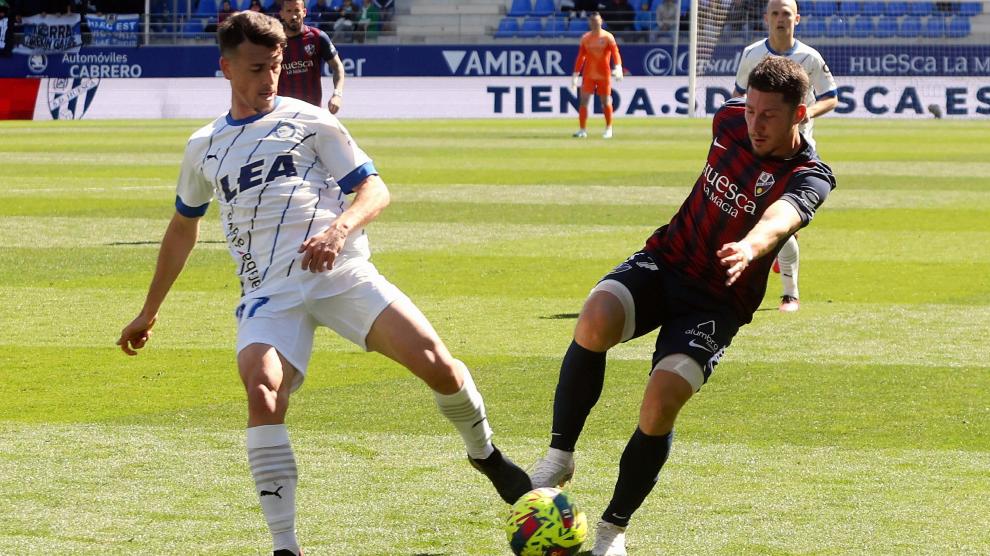 Lombardo disputa un balón con Antonio Blanco en el partido frente al Deportivo Alavés.
