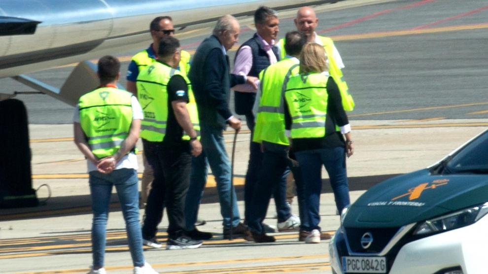 El rey emérito Juan Carlos a su llegada al Aeropuerto Internacional de Vigo-Peinador.