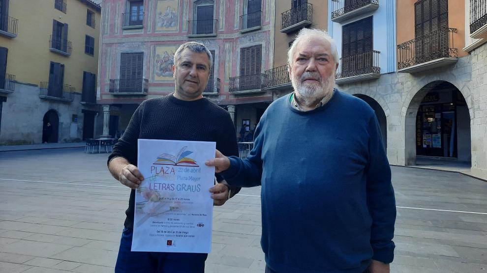 Julián del Castillo (izqda) y Francisco Martí Fornés (dcha) en la presentación en la plaza Mayor.