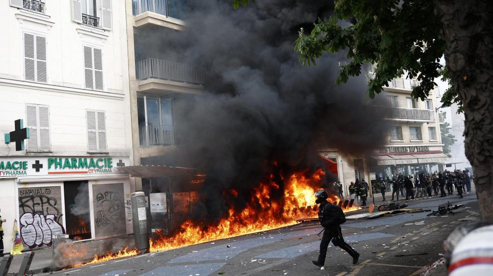 Enfrentamiento entre Policía y manifestantes en París.