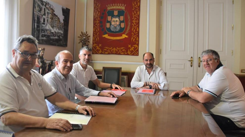 Imagen de la reunión mantenida entre UD Barbastro, RFEF y el Ayuntamiento.