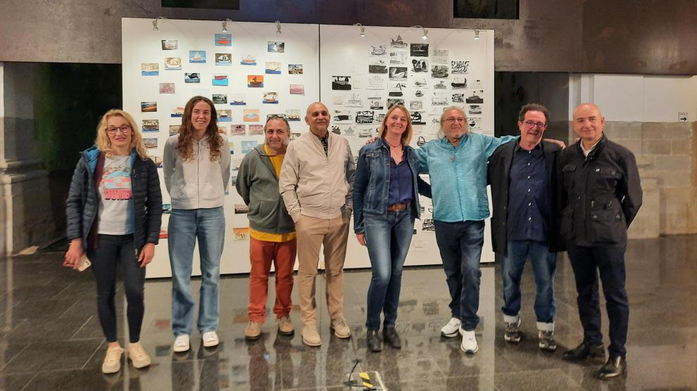 Algunos de los artistas internacionales que exponen en Graus, con el comisario de la muestra.