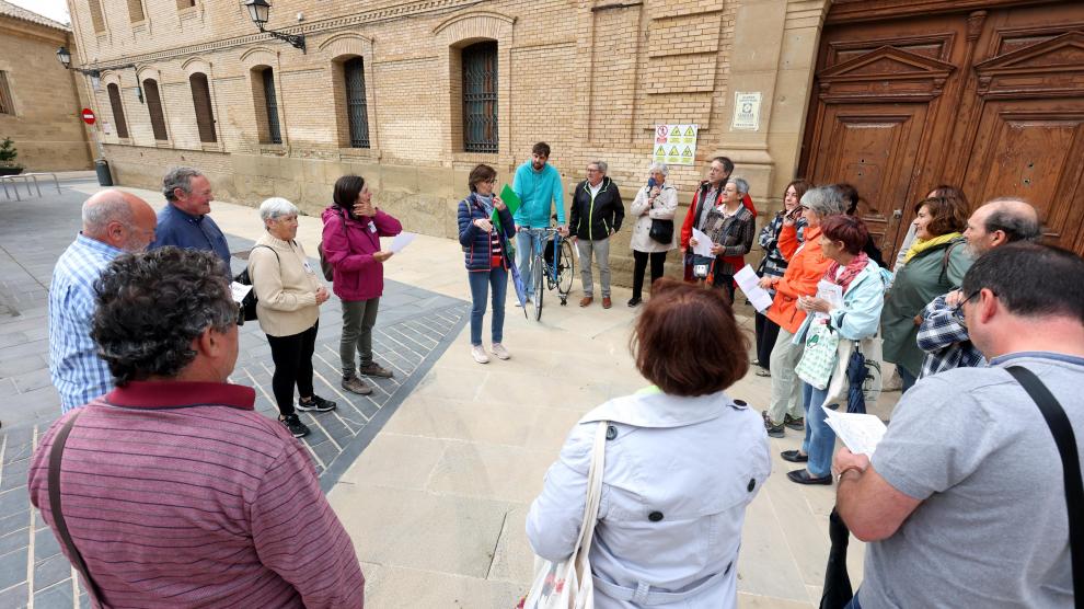 El paseo por el Casco Antiguo se ha iniciado a las puertas del Seminario.