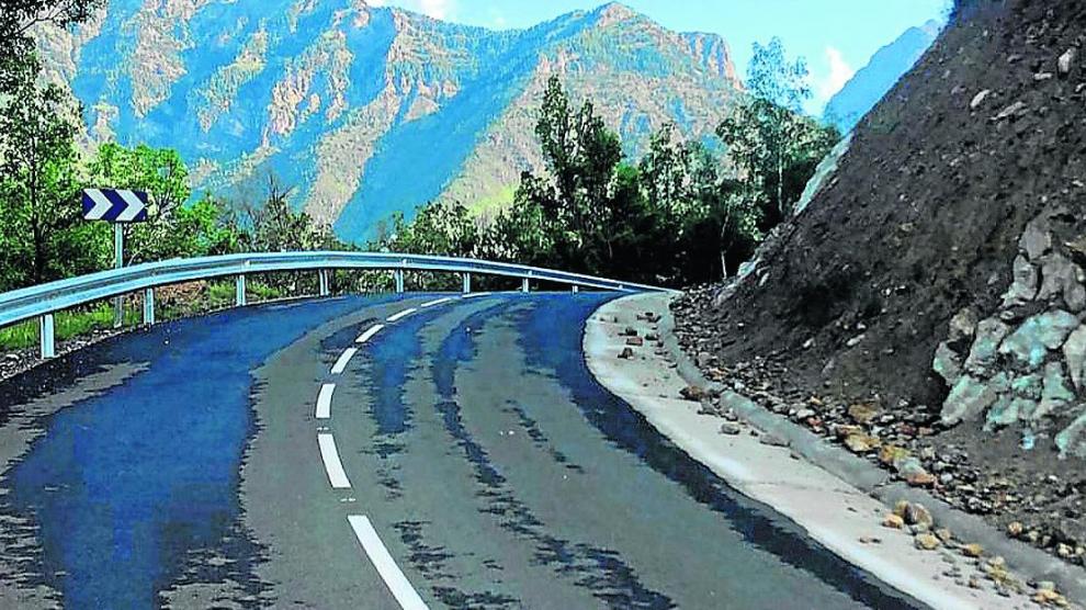 La carretera de acceso a Eresué se ha ensanchado y mejorado en su conjunto.