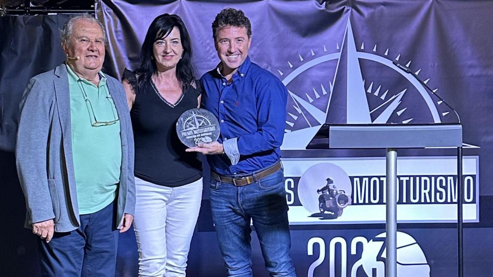 Valentín Requena, Gloria Pérez y Fernando Blasco recogen el Premio Mototurismo 2023 al Mejor Rincón.