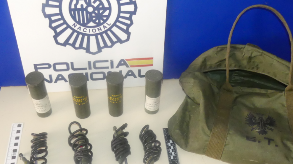 Detonadores y munición intervenidos por la Policía Nacional en Jaca.