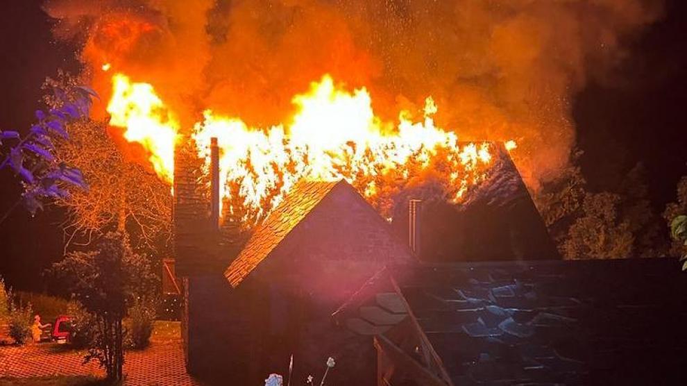 El fuego se ha iniciado en una chimenea que ha afectado a la cubierta y una de las plantas de esta vivienda en Espierba.