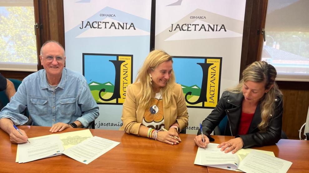 Juan Carlos Moreno, Olvido Moratinos y Sara Jarne, este miércoles en la firma del convenio.