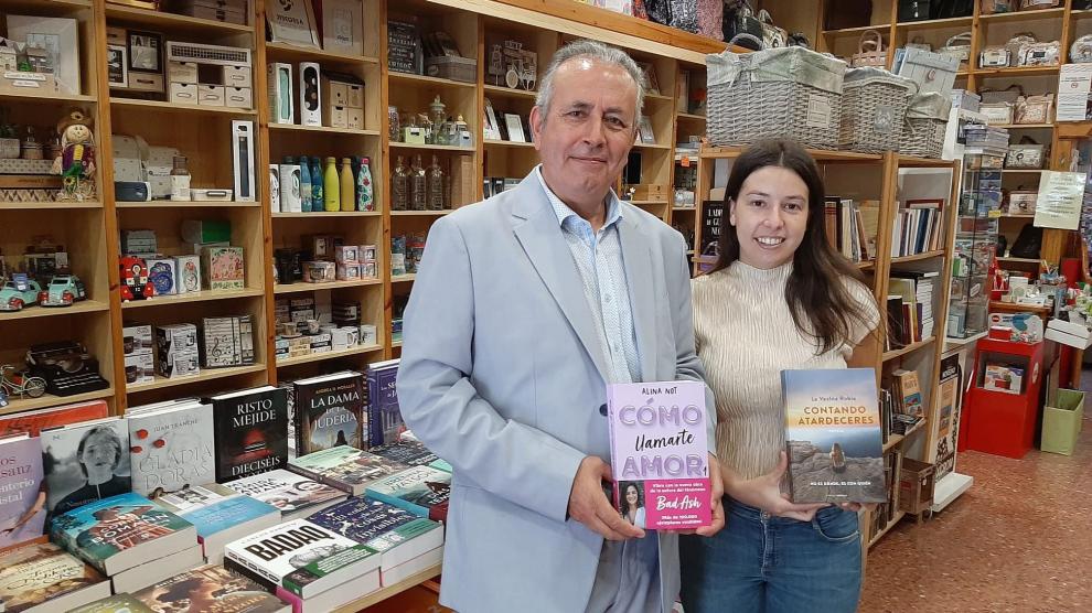 El subdelegado del Gobierno Carlos Campo visitó la librería Papeidea de Monzón.