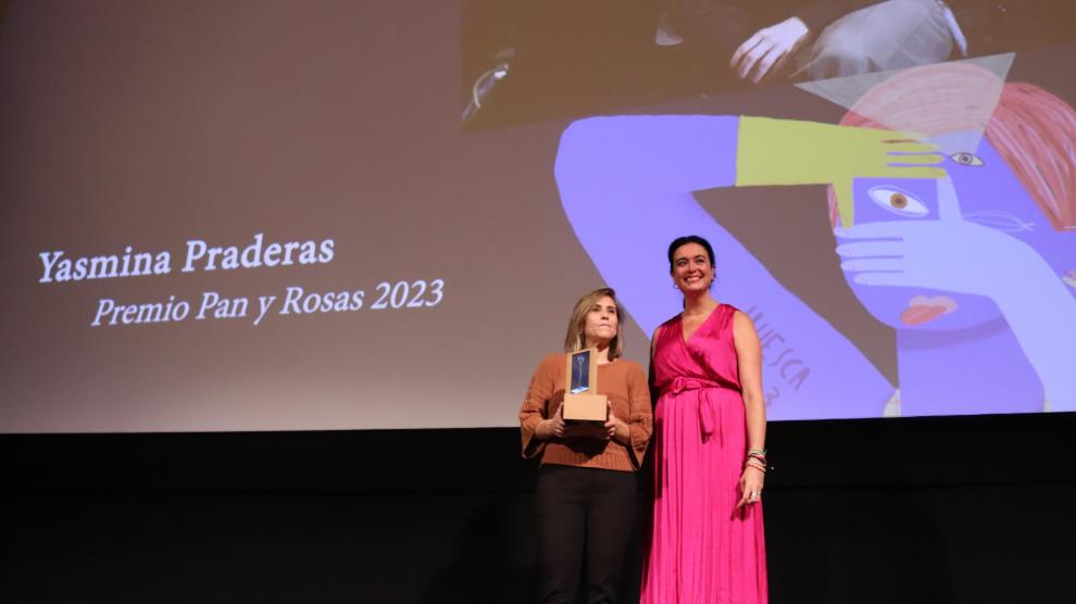 Yasmina Praderas ha recibido el Premio Pan y Rosas de manos de la alcaldesa, Lorena Orduna.