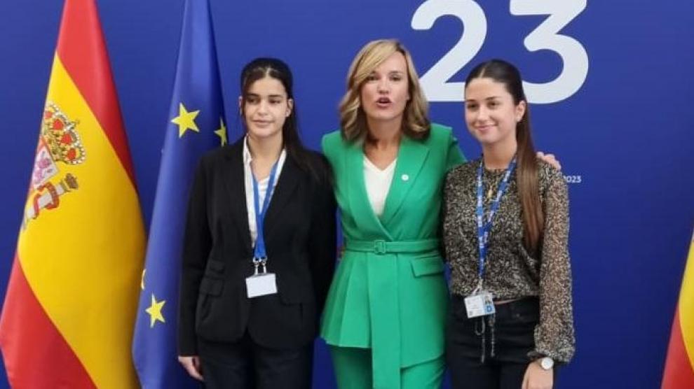 La ministra de Educación junto a Nouria Tibari y Ana Bernúes, en la cumbre celebrada en Zaragoza.