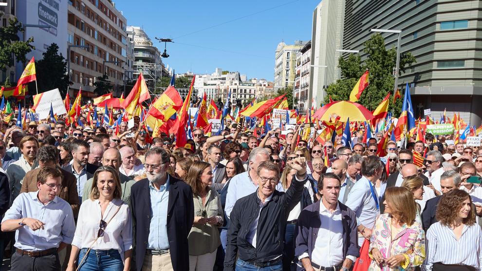 Alberto Núñez Feijóo, entre Rajoy y Aznar y escoltado por parte de la plana mayor del partido, saluda durante la manifestación organizada por el PP.