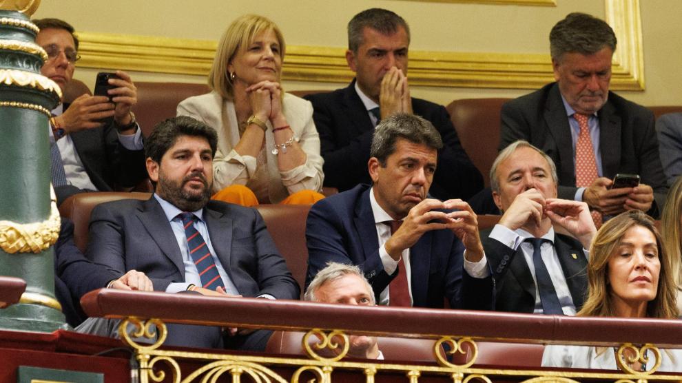 El presidente de Aragón, Jorge Azcón, en la tribuna de invitados en el Congreso
