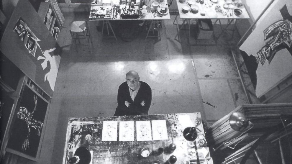 Antonio Saura, en su estudio.