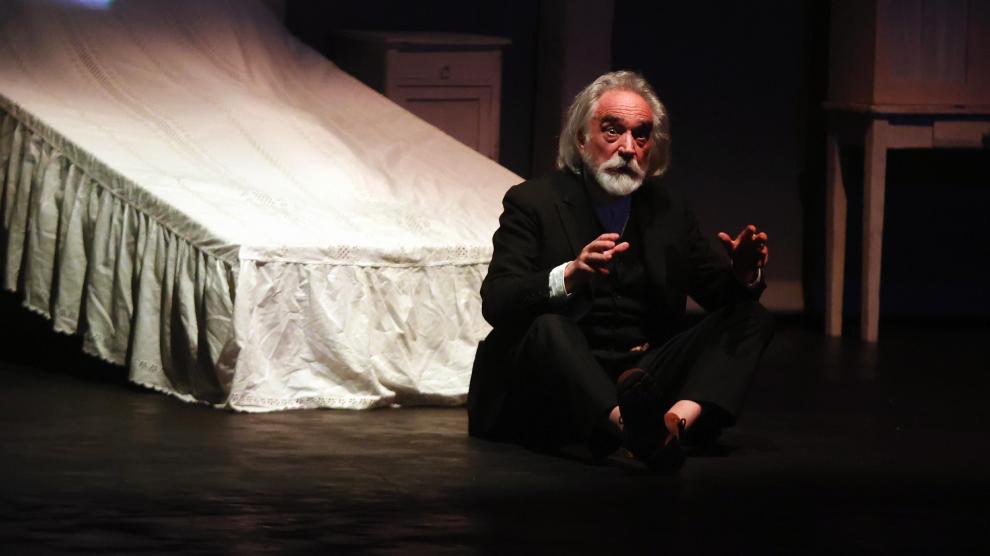 Ricardo Joven, interpretando la obra en abril de 2022 en el Teatro Olimpia de Huesca.