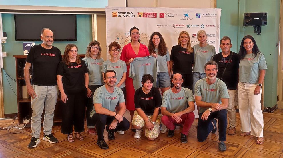 Lorena Orduna con miembros del equipo creativo de Huesca más Inclusiva, este jueves.
