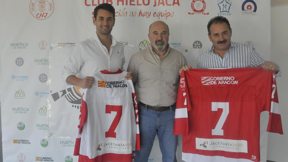 Sergio Sánchez, Antonio Betrán y Jesús Sánchez, con las camisetas en el pabellón de hielo de Jaca.