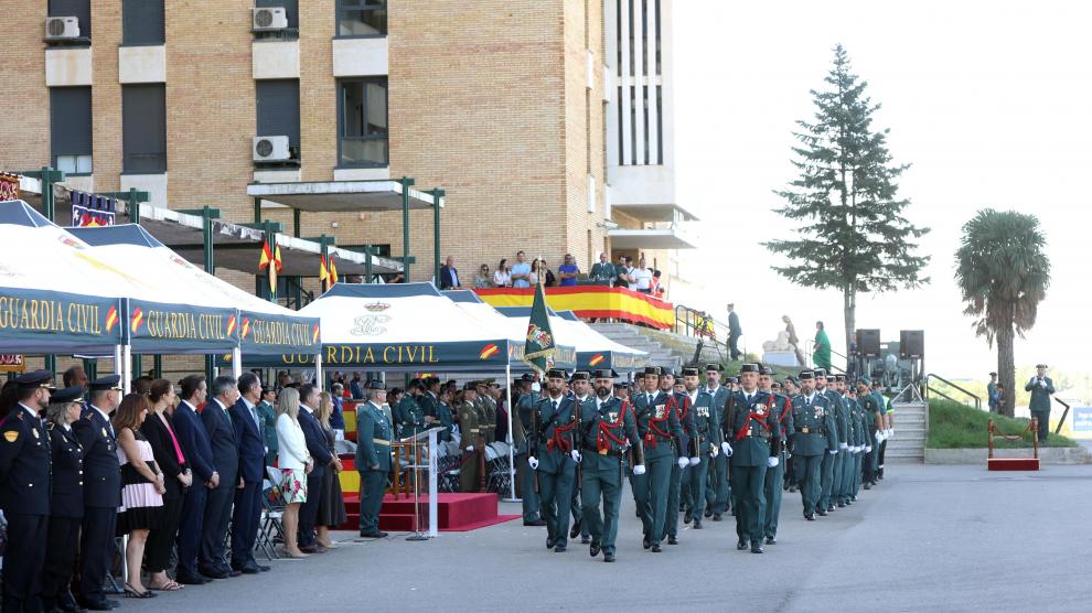 Desfile militar de la patrulla del acuartelamiento de la Comandancia de la Guardia Civil de Huesca, este jueves en el día de la patrona.